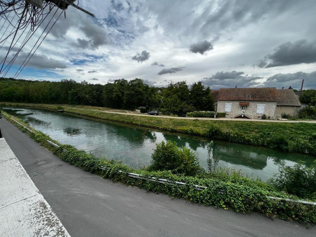 F2+ Au Bord De L'Eau Appartamento Moret-sur-Loing Esterno foto